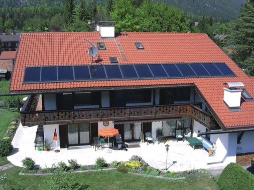 Die Anlage auf dem Dach der Pension Fritz hat eine Gesamtfläche von 36 m² und dient der ­Trinkwassererwärmung und Heizungsunterstützung. Dank der Umstellung ­können die Hausbesitzer mehr als ein Viertel ihrer Energie solar erzeugen und somit ihre Energiekosten senken. - © Westfa
