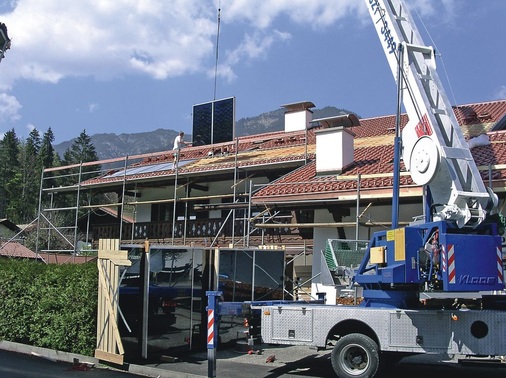 Da beide Objekte nebeneinander liegen, konnten die Kollektoren beider Anlagen vom selben Kran platziert werden.