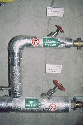 Regenwasser führende Leitungen müssen sich farblich von Trink­wasserleitungen unterscheiden, z.B. durch Aufkleber. - © WISY
