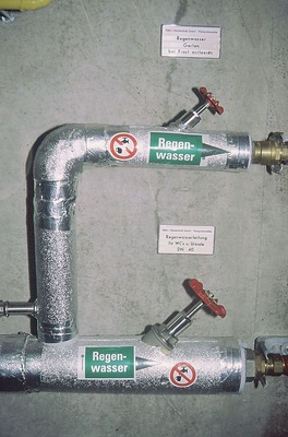 Regenwasser führende Leitungen müssen sich farblich von Trink­wasserleitungen unterscheiden, z.B. durch Aufkleber.