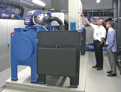 Flüsterleises Kälte-Schwergewicht: Der Turboflüssigkeitskühlsatz Quantum wurde direkt über der Geschäftsführungs­etage beim Deutschen Sparkassenverlag eingebaut.