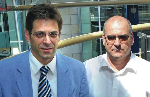 Joachim Meier (links), Abteilungsleiter Gebäudemanagement des Deutschen Sparkassenverlags, und Wolfgang Trümper, Vertriebsingenieur bei Axima Refrigeration. „Energieeffiziente Betriebsweise sowie minimaler Wartungsaufwand.“