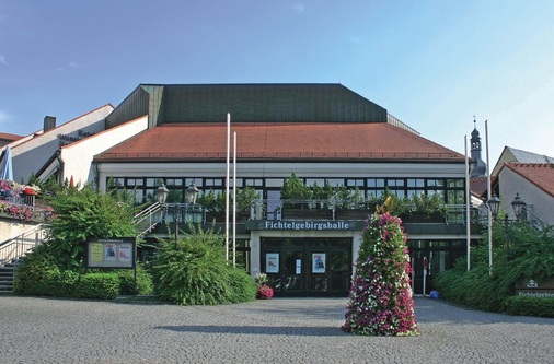 Die bis zu 1000 Personen fassende Fichtelgebirgshalle in Wunsiedel wurde nachträglich klimatisiert. Teil des innovativen Energiekonzeptes ist eine YazakiAbsorptionskältemaschine, die mit der Motorabwärme der BHKWs Kälte erzeugt.