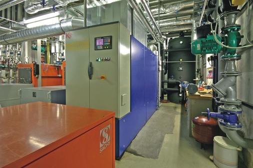 Unten: Alt und neu intelligent zu einem nachhaltigen Energiekonzept verbunden: Die zwei rund 20 Jahre alten Sachs-BHKWs liefern die Grundlast, das neue BHKW von Energietechnik Kuntschar + Schlüter deckt die Mittel- und Spitzenlast ab.