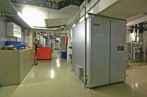 Oben: Die Yazaki-Absorptionskältemaschine in der Fichtel­gebirgshalle ist auf rund 80 kW Kälteleistung bei großer ­Heizwasser-Spreizung (15 bis 20 K) ausgelegt. Durch zwei Kaltwasser-Pufferspeicher mit je 3000 l können die Stadthalle und deren Nebenräume innerhalb von rund vier Stunden auf Komforttemperatur gekühlt werden.