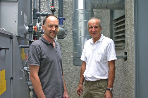 Horst Hermannsdörfer und Klaus Hohlweg sind sich einig, dass Energiekonzepte, wie das in der Fichtelgebirgshalle Wunsiedel, in punkto Nachhaltigkeit einen neuen Trend aufzeigen. - © Margot Dertinger-Schmid
