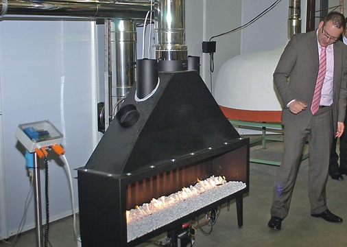 Designfeuer „Dancing Flames“ von Kal-fire. Der offene Gaskamin ist in Breiten von 1,2 bis 2,0 m erhältlich. Links erklärt John Noten, Exportmanager von Kal-fire den Einsatz, der auch sehr individuelle Lösungen ermöglicht.