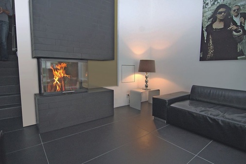 Sichtbar gute Verbrennung mit unsichtbarer Technik. Die Feuerstätte in einer Eigentumswohnung wird über eine Ofenregelung von Kutzner+Weber kontrolliert.