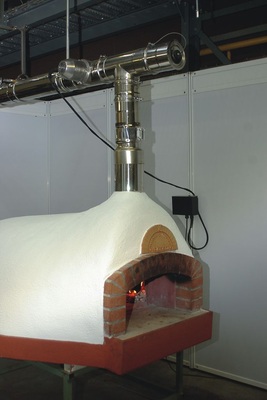 Mit Holz befeuerte Pizzaöfen sind mitunter nicht nur Geschäftsgrundlage, sondern auch Ausgangspunkt von Nachbarschaftsbeschwerden. Zur ISH 2009 will Kutzner + Weber eine Lösung präsentieren, mit der auch grobe Partikel zurückgehalten werden können.