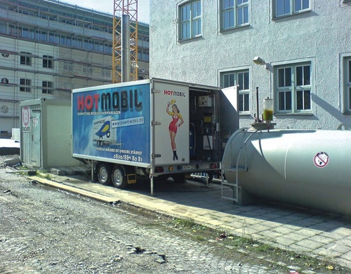 Mobile Dampfzentrale für die schnelle und flexible Dampfversorgung. Für längere Einsatzzeiten wird zusätzlich ein Brennstofftank bereitgestellt. - © Hotmobil Deutschland
