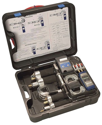 Dichtheitsprüfset Wöhler DC 2000 W für Abwasserleitungen gemäß DIN EN 1610 (abgebildet ist die Profiausstattung). Bernd Bornemann, Vertriebsleiter SHK bei Wöhler, erklärt den im Messgerät integrierten Prüfablauf aus DIN EN 1610.