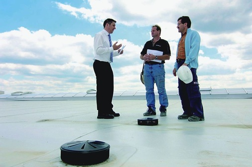 Norbert Leidenberger (links), Geberit Verkaufsberater Technik, im Gespräch mit den Planern Wolfgang Schirmer und Günter Müller. Selbst größte Dachflächen können über eine einzige Fallleitung entwässert werden. Die Planung wird dadurch einfacher und die Bauzeit verkürzt.