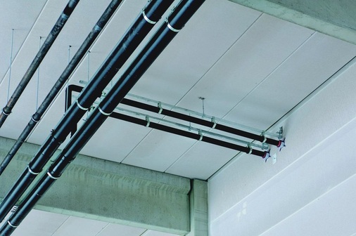 Der Einsatz von Pluvia reduziert Kosten durch weniger Fallleitungen und weniger Grundleitungen. Die Verlegung ohne Gefälle bietet mehr Freiheiten bei der Raumplanung. Bereits kleine Rohre erreichen durch die geplante Vollfüllung eine hohe Entwässerungsleistung.