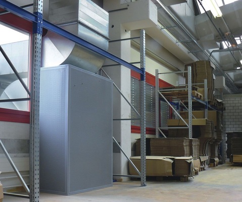 AdiaVent-Referenz Liechtensteinische Post AG. Die Geräte wurden an der Außenseite aufgestellt. Die Absaugung der warmen Abluft erfolgt in Deckennähe, die Zuluft wird wegen der niedrigen Zulufttemperatur über Verdrängungsauslässe eingebracht.