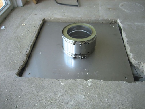 Ein Zwischenelement fängt auf der Decke das Gewicht der Abgasanlage ab. Später wird es durch den Leichtbauschacht und den Bodenbelag nicht mehr zu sehen sein.