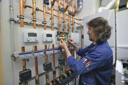 Zur hohen Energieeffizienz der Haustechnik tragen ­Systemkomponenten bei, auf denen die Verbrauchswerte abgelesen werden können. - © Vaillant
