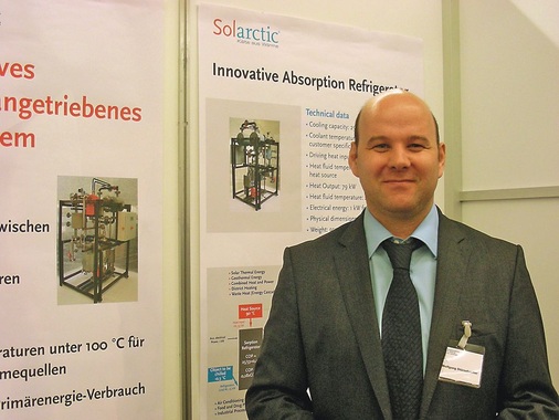 Neu im Reigen der AKM-Anbieter ist die Solarctic GmbH i.G., Haltern am See. Dr. Wolfgang Stürzebecher will noch 2008 mit der Markteinführung von NH3/Wasser-Absorptionskältemaschinen beginnen.