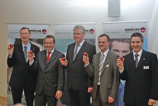Die “Brötje-Kugel“ ist das verbindende Element in der zielgruppenspezifischen Ansprache des neuen Markenauftritts über die gesamte Dienstleistungskette vom Produkt bis zum Endverwender. Sten Daugaard-Hansen, Geschäftsführer der August Brötje GmbH, Michael Hardemann, persönlich haftender Gesellschafter der Cordes&Graefe Bremen KG, Heinz-Otto Lütgehetmann, Vorstand der Pfeiffer&May Großhandel AG, Marc Oliver König, Bereichsleiter Vertrieb und Marketing bei Brötje und Burkhard Maier, Marketingleiter bei Brötje (v.l.).