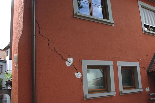 Besonders betroffen ist das Gebäude des Bauamtes. Die gesprengten Gipsbatzen zeigen an, dass die Setzung noch nicht abgeschlossen ist.