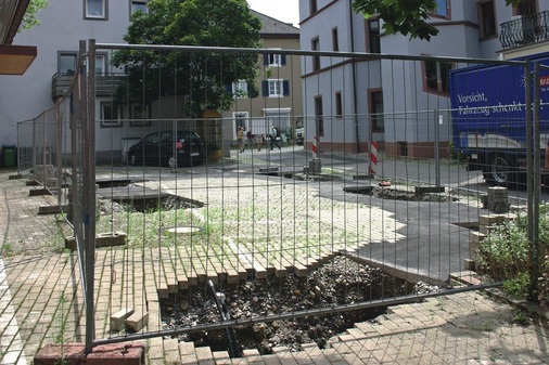 Das Sondenfeld hinter dem Rathaussoll die Ursache für die Rissbildungen sein. Die endgültige Ursache muss nochgeklärt werden. - © Dertinger-Schmid
