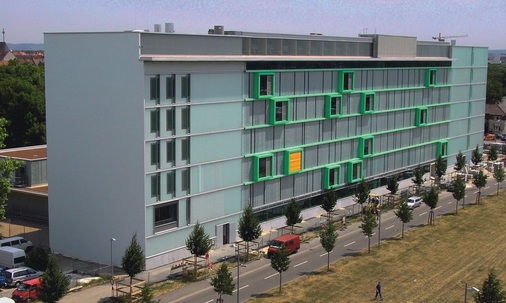 Neben typischen TGA-Planungsleistungen, beispielsweise für die Sparkasse Offenburg/Ortenau (oben) oder die Friedrich-List-Schule in Karlsruhe (unten), finden sich in der Referenzliste der Ingenieurgruppe Freiburg auch Projekte der Technischen Ausrüstung von Ingenieurbauten, beispielsweise mit der kompletten Tunnelbetriebstechnik für einen 380 m langen Straßentunnel zur Verkehrserschließung der Landesmesse Stuttgart oder für den 4555 m langen Qingchun Straßentunnel in Hangzhou, China.