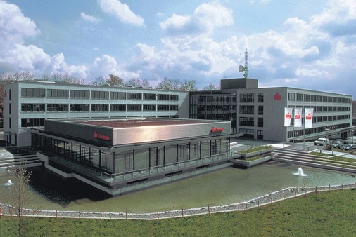 Neben typischen TGA-Planungsleistungen, beispielsweise für die Sparkasse Offenburg/Ortenau (oben) oder die Friedrich-List-Schule in Karlsruhe (unten), finden sich in der Referenzliste der Ingenieurgruppe Freiburg auch Projekte der Technischen Ausrüstung von Ingenieurbauten, beispielsweise mit der kompletten Tunnelbetriebstechnik für einen 380 m langen Straßentunnel zur Verkehrserschließung der Landesmesse Stuttgart oder für den 4555 m langen Qingchun Straßentunnel in Hangzhou, China.