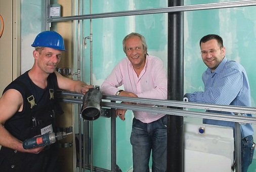 “Systemtechniker“ (v.l.): Andreas Köcher (Bauleiter, Renke Gebäudetechnik), Hanno Bommersheim (Renke Gebäudetechnik) und Alexander Kessler, ­Verkaufsberater Technik bei Geberit.