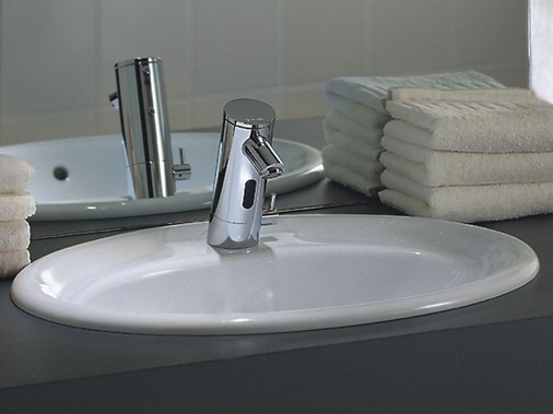 Die elektronischen ­Waschtisch-Armaturen ­Puris vereinen in den ­gastronomischen Sanitär­bereichen Komfort, Hygiene und Design. ­Besonders robust sind die Selbstschluss-Armaturen PurisSC, die in den ­Sanitärbereichen des ­Tanzclubs und der Büros ­installiert wurden.