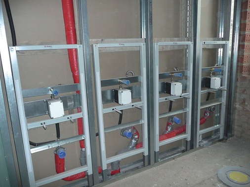Die berührungslose HF-Urinalspültechnik von Schell bewährt sich im gesamten Gebäude. Urinale bleiben sauber, Geruchsbildung wird durch eine automatische Hygienespülung unter­bunden.