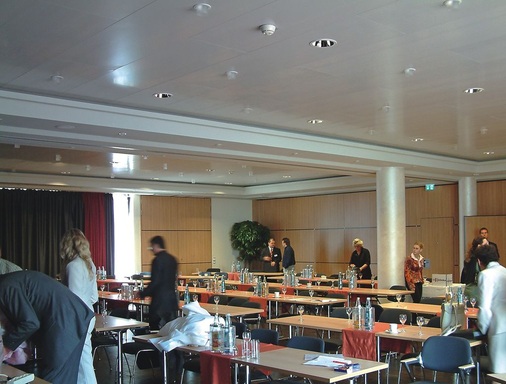 Best-Referenzen: Der Gestaltung von Heiz-/Kühldecken setzt nur die Phantasie ­Grenzen. In der Berufsschule Bitterfeld wurden farbige, konvexe Elemente eingesetzt. Im Tagungscenter Hotel Niedersachsen in Höxter wurden Heiz-/Kühlelemente in glatter Ausführung inklusive Schalldämpfung montiert.