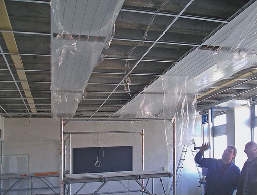 Vorfertigung reduziert die Montage auf ein Minimum. Eine Kombination mit Rasterdecken ist einfach möglich. Komponenten wie Beleuchtungskörper, Lautsprecher, Brandmelder und Sprinkler können direkt in die Heiz-/Kühlelemente integriert werden.