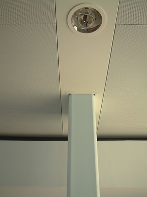 Vorfertigung reduziert die Montage auf ein Minimum. Eine Kombination mit Rasterdecken ist einfach möglich.

Komponenten wie Beleuchtungskörper, Lautsprecher, Brandmelder und Sprinkler können direkt in die Heiz-/Kühlelemente

integriert werden.