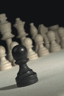 Die Vorschriften der EnEV betreffen im Wesentlichen das ­öffentlich-rechtliche Verhältnis des Staates zu seinen Bürgern. Dagegen richten sich die Verhältnisse der Beteiligten unter­einander nach zivilrechtlichen Grundsätzen. Dabei ist anzu­nehmen, dass Werkvertragsrecht gemäß § 631ff. BGB anzu­wenden ist, da in privatrechtlicher Hinsicht die Ausfertigung eines Energieausweises als erfolgsbezogen zu sehen ist.