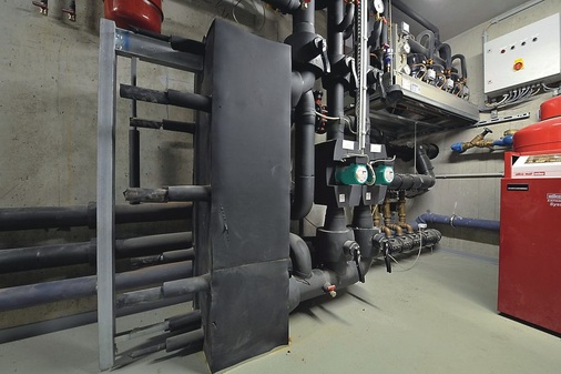 Ein geschraubter Plattenwärmeübertrager trennt den Grundwasserkreislauf von dem internen Kühl-/Kaltwasserkreislauf, weil dieser sowohl als Wärmequelle für die Wärmepumpe als auch zur direkten Kühlung der Gastronomie und Tagungsräume genutzt wird.