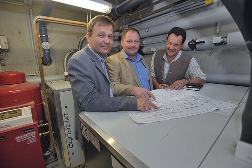 …trotzdem sind Stefan Koch von der ausführenden Firma Reko-Tech, Max Sappl, Vertriebsleiter Süd bei Ciat und Planer Josef Hacher (v.l.) mit den ausgeführten Arbeiten und der Einhaltung des Zeitplans zufrieden.