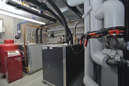 Weil die TGA-Planung erst nach dem Rohbau erstellt wurde, musste die Wärmepumpenanlage unter beengten Verhältnissen installiert werden…