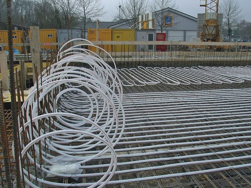 In Gebäuden mit Betonkerntemperierung lässt sich der Primärenergiebedarf durch ein bivalentes Heiz-/Kühlsystem gezielt senken. - © Hochschule Biberach
