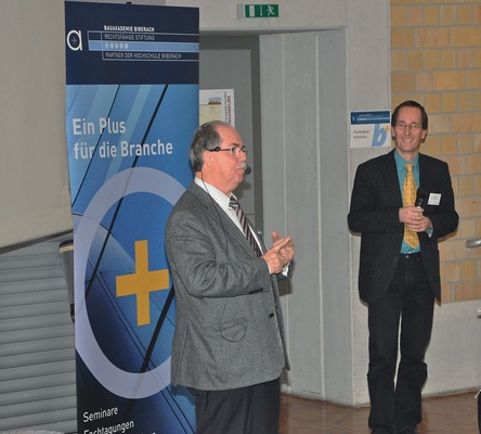 Wärmepumpendoktor Peter Hubacher (links) kritisierte die geringe Innovationsbereitschaft der Wärmepumpen-Hersteller in Zeiten des Absatzbooms.