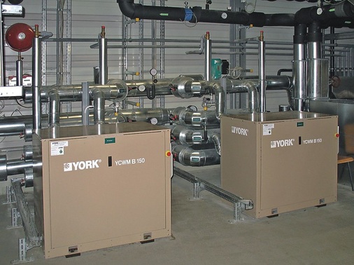 Nicht unerheblich schlagen die Stand-by-Verbräuche dieser Großwärmepumpe in der Energiebilanz zu Buche. Um Schäden vorzubeugen, werden sie bei Stillstand elektrisch beheizt.