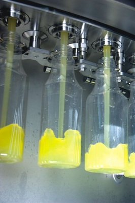 Jede vierte Flasche weltweit, ob mit Bier, Mineralwasser, Fruchtsaft, Brause, Speiseöl oder Haarwaschmittel gefüllt, ist mit einer Maschine von Krones in Berührung gekommen.