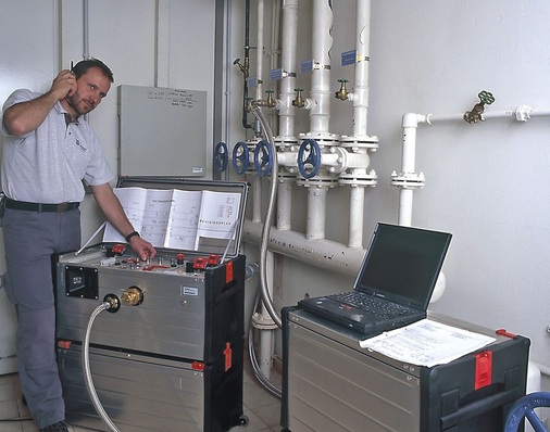 Bild 4 Das Impuls-Spül-Verfahren basiert auf einer kontrollierten Zugabe technisch reiner Luft. Das Reinigen der Leitung erfolgt beim Ausspülen der Luftmolche durch starke Turbulenzen an den Grenzflächen zum Wasser und zur Rohrwand.