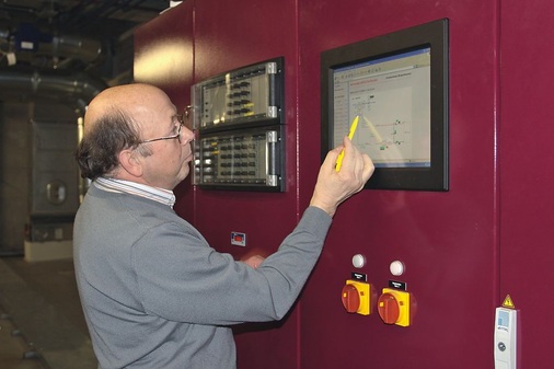 Alle Daten des WRG-Controllers können über einen Touchscreen abgerufen werden. Im Bild Albert Holzbauer, langjähriger Betreuer der WRG im Klinikum München-Bogenhausen. - © Konvekta AG
