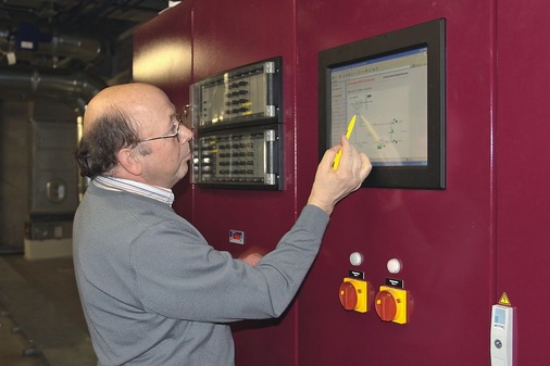 Alle Daten des WRG-Controllers können über einen Touchscreen abgerufen werden. Im Bild Albert Holzbauer, langjähriger Betreuer der WRG im Klinikum München-Bogenhausen.