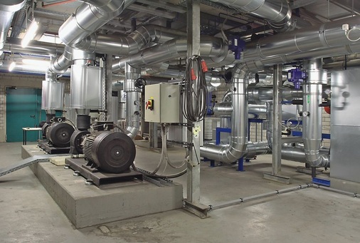 Statt acht Pumpen sorgen heute zwei FU-geregelte Umwälzpumpen für einen energie- und leistungs­optimierten Durchfluss im KVS-System. - © Konvekta AG
