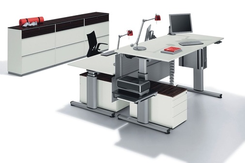 Sinnvoll sind Lösungen, die ein physiologisch günstiges, wechselweise sitzendes und stehendes Arbeiten ermöglichen.