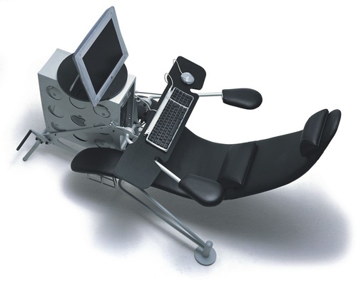 Der ideale CAD-Arbeitsplatz? Schick und sehr bequem, aber wohl eher etwas für private Surfausflüge… (“Netsurfer“, Design: Teppo Asikainen, Ilkka Terho/Valvomo).
