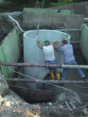 Einbau eines Schachts für die Wasserfassung.