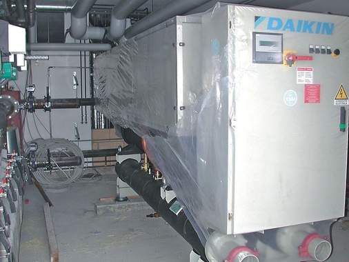 Die Aufstellung der Wärmepumpe direkt im Technikraum, war möglich, weil die verwendeten Mono-Schraubenverdichtern sehr leise arbeiten. - © Daikin
