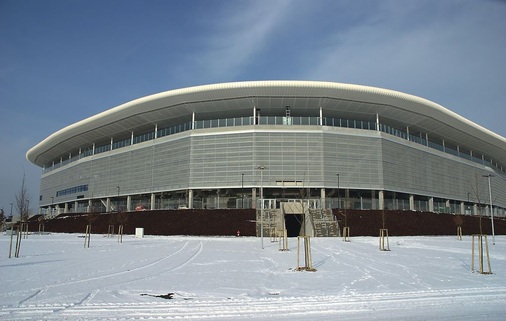 Der Wunsch von Sportmäzen und SAP-Mitbegründer Dietmar Hopp, “die Spiele einer erfolgreichen Mannschaft heimzuholen“ und ganz nebenbei den Standort Sinsheim-Hoffenheim aufzuwerten, spiegelt sich in der gesamten Architektur der Arena wider. Zurückhaltend fügt sich die Gesamtgestaltung in das Landschaftsbild ein — mit einer ruhig gehaltenen Fassade aus Glas und Aluminium-Streckgittern sowie einem filigranen, nahezu stützenfreien Dach.