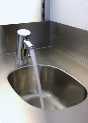 Gleichermaßen repräsentativ und hygienisch: In den gastronomischen Bereichen präsentiert sich die elektronische Auslauf-Armatur PurisE.